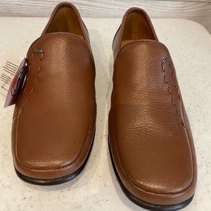 Rounded leather loafer.